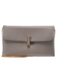 Šedá kožená kabelka s texturovaným povrchem a zlatým řetízkovým popruhem. Obsahuje obdélníkovou sponu na přední straně, minimalistický design.