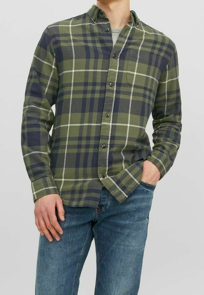 Grün-blau kariertes Hemd zum Zumachen aus weichem Stoff, mit langen Ärmeln und einer Brusttasche; getragen mit Jeans.