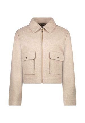 Beige cropped jack gemaakt van een zachte wolmix, voorzien van een kraag, twee klepzakken aan de voorkant en een metalen ritssluiting.