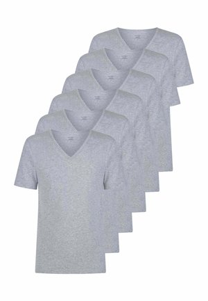 Sette t-shirt semplici di colore grigio chiaro con maniche corte e scollo a V, impilate in modo sfalsato su uno sfondo bianco.