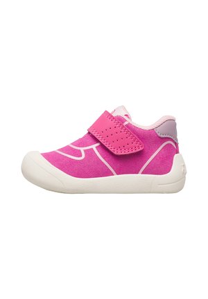 Scarpa rosa per bambino con suola bianca, cinturino in velcro e dettagli rosa chiaro, vista di lato su sfondo bianco.