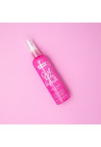 Curl Jelly Refresh krulherstellende spray in een cilindrische roze fles met een transparante spraykop, gelabeld met witte tekst. 150 ml formaat.