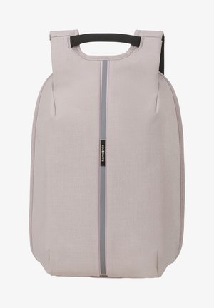 Sac à dos Samsonite gris clair avec une bande réfléchissante verticale au centre et une poignée noire en haut pour le porter.