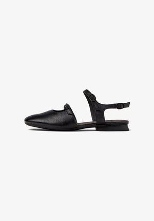 Scarpa slingback nera flat con punta affusolata e cinturino regolabile, caratterizzata da una finitura in pelle liscia e design minimalista.