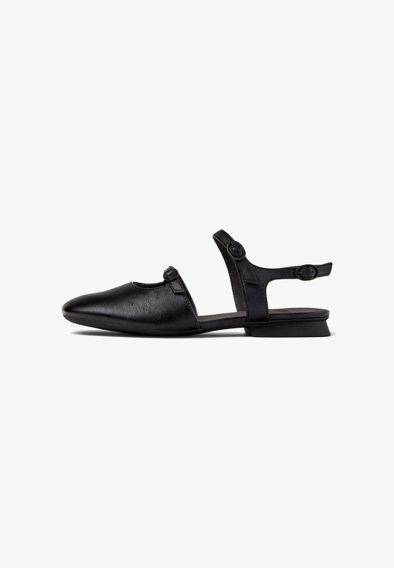 Schwarzer flacher Slingback-Schuh mit spitzer Zehenpartie und verstellbarem Riemen, mit einem glatten Lederfinish und minimalistischem Design.