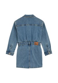 Gai zila džinsu jaka ar garām piedurknēm, pogām ar aprocēm, savilktu jostasvietu un brūnu ādas uzlīmi "Blue Ridge" labajā aizmugurē.