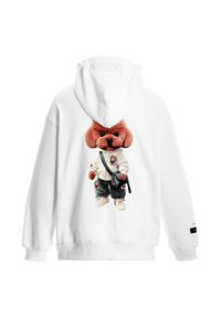 Sudadera blanca con un oso de dibujos animados vestido de karate, decorada con detalles en negro y una pequeña bolsa, sobre un fondo liso.