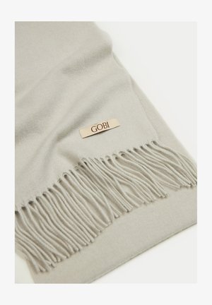 Hellgrauer Wollschal mit fransigen Enden und einem kleinen beigen Etikett mit der Aufschrift "GOBI" auf weißem Hintergrund.