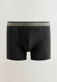 Schwarze Boxershorts aus weichem Stoff, mit einem gemusterten schwarzen und goldenen Bund im griechischen Schlüssel-Design und einer eng anliegenden Form.
