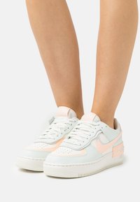 Nike Sportswear Air Force 1 Shadow Sneaker Low Sail Barely Green Crimson Tint Photon Dust Sail Offwhite Zalando De