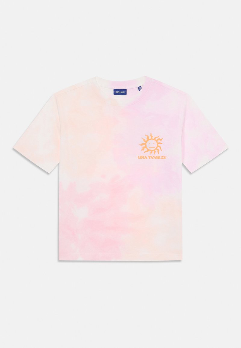 T-maica s kratkimi rokavi v svetlo roza in oranžni tie-dye vzoru, z majhno grafiko sonca in napisom "USA TOUR 21" na prsih.