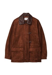 Veste en daim marron avec un col en cuir marron, dotée de fermetures à bascule et de deux grandes poches avant. Texture lisse et design oversize.