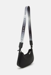 Crna torba teksture s zakrivljenim oblikom. Ima gradijent traku s natpisom "ARMANI EXCHANGE" i srebrne hardverske naglaske.