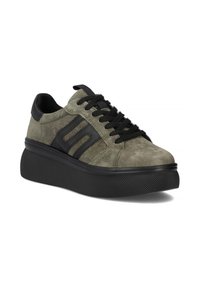 Zielone zamszowe sneakersy z czarnymi skórzanymi akcentami, okrągły nosek, gruba teksturowana czarna podeszwa i czarne sznurowadła. Casualowy design z warstwowymi detalami.