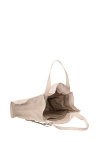 Sac fourre-tout en cuir beige avec une ouverture à volants, des doubles anses d'épaule, et un intérieur non doublé, doté d'une base plate pour la stabilité.