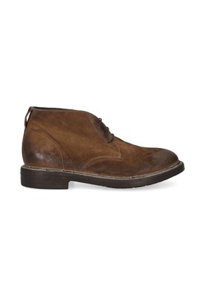 Bottines chelsea en suede marron avec un design épuré, embout arrondi et lacets à l'avant. Présentent une surface texturée et une semelle en caoutchouc noir basse.
