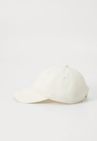 Cappellino da baseball bianco in cotone con visiera curvata, costruzione a sei pannelli, dettaglio del logo ricamato e un piccolo bottone sulla parte superiore.
