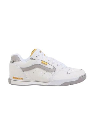 Zapatillas de cuero blancas con detalles grises y perforaciones. Presentan una suela gris y un logo dorado en el costado. Diseño con cordones.