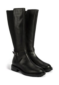 Bottes noires hautes en cuir et tissu, dotées d'une fermeture éclair sur le côté, d'un accent de boucle et d'une semelle épaisse pour une meilleure traction.