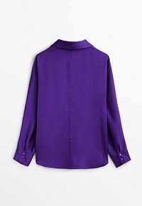Lilla skjorte med lange ærmer, klassisk krave, glat tekstur og knappede manchetter. Har en ensfarvet ryg uden yderligere udsmykning.