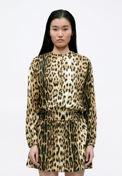 Rochie cu imprimeu leopard, cu mâneci lungi, gât butonat, talie strânsă și țesătură texturată în nuanțe de bej și negru.