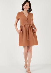LELA REGULAR FIT - Abito a camicia - brown