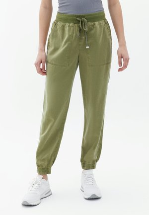 Pantalons olive vert à taille élastique avec cordon de serrage, deux poches avant, poignets fuselés et un tissu lisse et léger.