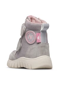 Stivaletto alla caviglia in tessuto grigio e suede con dettagli rosa, cinturini in velcro e suola in gomma arrotondata. Presenta un logo circolare sul tallone.