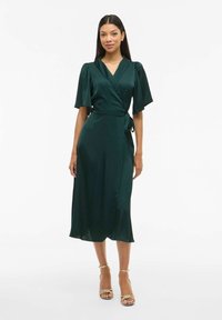 Grønn sateng slå-om-kjole med korte puff ermer og belte som knytes rundt, med knelengde og en glatt, blank tekstur.