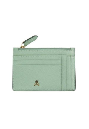 Tarjetero de cuero verde menta con bolsillo con cremallera, cuatro ranuras para tarjetas y pequeño emblema dorado de calavera y huesos cruzados en el frente.
