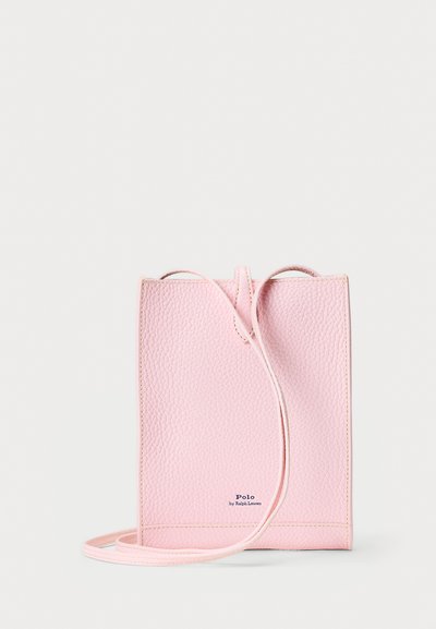 Rozā ādas crossbody soma ar teksturētu virsmu, taisnstūra formu, regulējamu siksnu un logo apakšā.