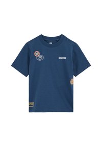 Marineblå kortærmet T-shirt med teksten "CEDAR FORK" på brystet og fire farverige mærker i gule, orange og hvide nuancer.
