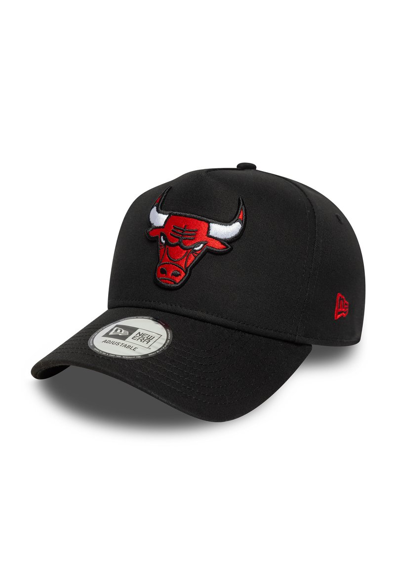 Căciulă de baseball neagră cu o margine curbată, având un logo brodat în roșu și alb al echipei Chicago Bulls pe față și o etichetă New Era pe lateral.