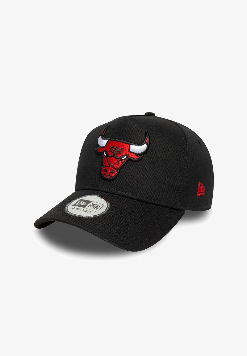 Musta pesapallikiiver kõverate äärega, millel on esiküljel tikitud punane ja valge Chicago Bullsi logo ning küljes New Era silt.