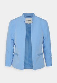 Světle modrá blazerka vyrobená z hladkého materiálu, s bezklopovým designem, dvěma předními kapsami a upraveným střihem s vertikálními švy.
