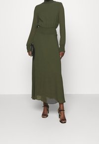 IVY OAK Robe longue - olive
