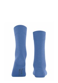 Calzini azzurri chiari con una texture liscia e fasce a costine. Il design è semplice, con un tallone e una punta rinforzati.