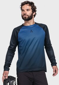 Langärmliges Sportshirt in abgestuften Blautönen, mit strukturiertem Material, schwarzen Raglansleeves und einem Logo auf der Brust.