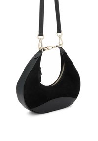 Sac bandoulière noir en forme de croissant avec des fermoirs dorés, une bandoulière détachable et une fermeture éclair visible sur fond blanc.