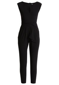 Combinaison noire sans manches avec encolure en trou de serrure, taille cintrée avec un lien drapé et pantalons fuselés.