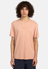 Helles rosa T-Shirt aus Baumwolle mit rundem Ausschnitt und kurzen �Ärmeln, das auf der Vorderseite das Wort "Element" in einem helleren Farbton bedruckt hat.