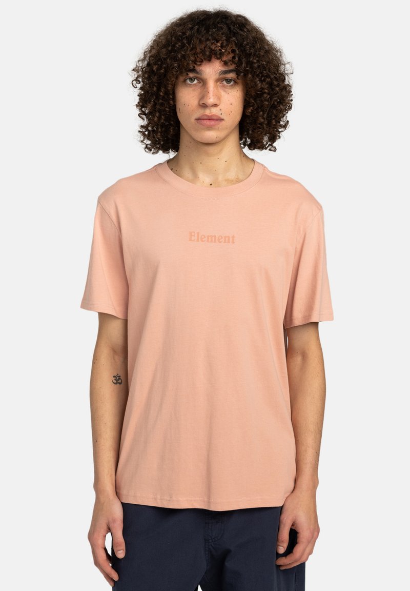 Helles rosa T-Shirt aus Baumwolle mit rundem Ausschnitt und kurzen Ärmeln, das auf der Vorderseite das Wort "Element" in einem helleren Farbton bedruckt hat.