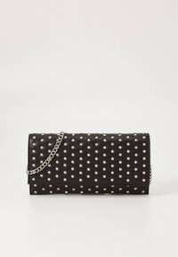 Schwarze Leder-Clutch mit silbernen Nietenakzenten, einem Umschlagklappe und einem silbernen Kettenriemen. Strukturierte Oberfläche mit gleichmäßigem Punktemuster.