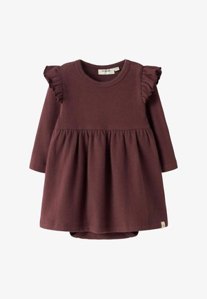 Tamno crvena haljina dugih rukava s nabranim suknjom, koja sadrži naborane akcentne dužine na ramenima i okrugli dekolte. Mekani, teksturirani materijal.