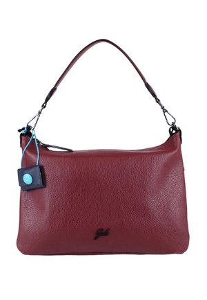 Borsa a tracolla rettangolare in pelle color vinaccia con superficie testurizzata, tracolla staccabile, chiusura a cerniera e piccolo tag nero con accento blu.