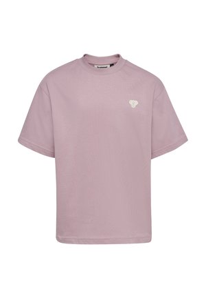 Lyse lilla T-shirt med korte ærmer og rund hals med lille hvidt broderet logo på venstre bryst, vist på hvid baggrund.
