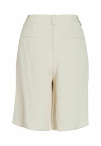 Kremfargede shorts med høy midje, baklommer med åpning, beltehemper og en ren, skreddersydd finish på hvit bakgrunn.