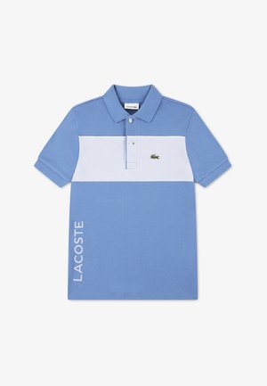 Tricou polo bleu deschis din bumbac, cu o dungă orizontală albă și logo-ul Lacoste pe partea stângă a pieptului. Include mâneci scurte și guler.