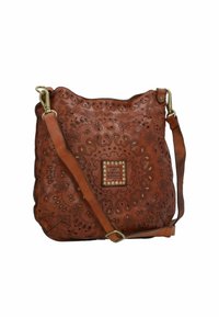 Bolso de hombro de cuero marrón con patrones florales en relieve y un acento metálico cuadrado. Cuenta con una correa larga y ajustable y un borde ondulado.