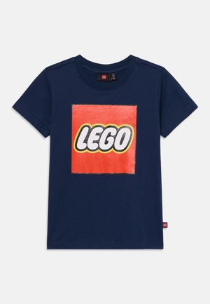 Navyblauwe katoenen t-shirt met een grote rode vierkante grafische print met het witte "LEGO" logo in vet zwart omlijning in het midden.